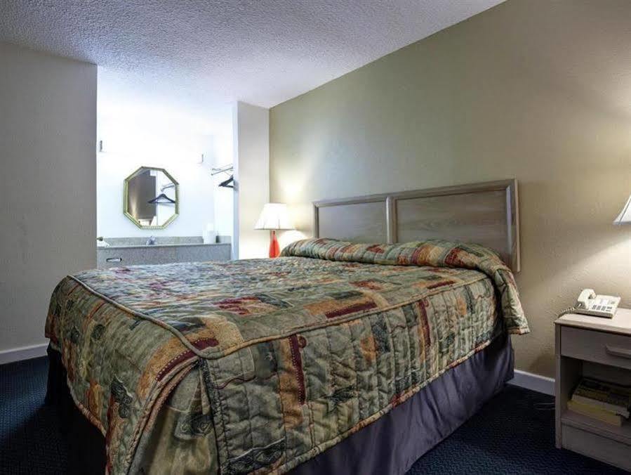 Americas Best Value Inn - Port Jefferson Station - Long Island Exterior foto